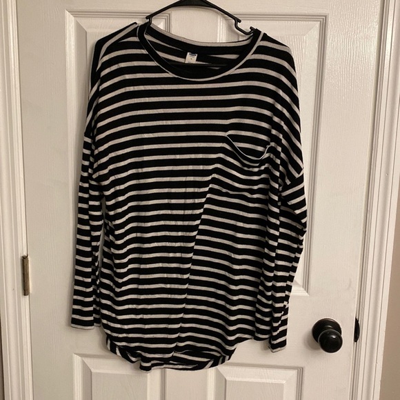 Old Navy Tops - 🦓 Very comfy long sleeve 🦓